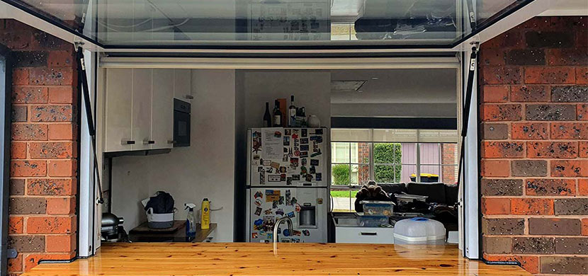 Finestra con montante a gas