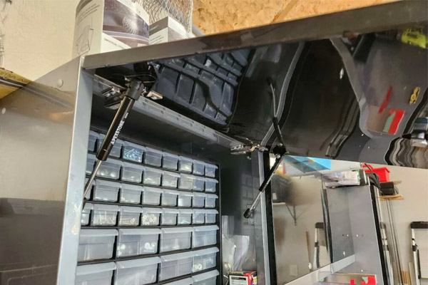 Industrielle Schränke oder Gehäuse für Gasfedern