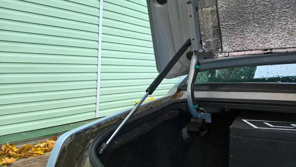 Замена газового упора багажника ВАЗ 2108