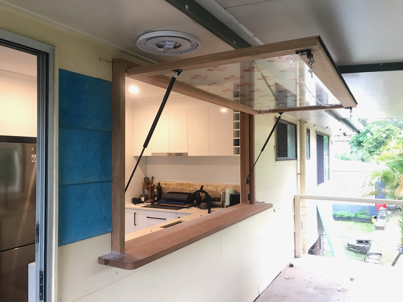 Gasdruckfeder für Fenster an einer nach oben öffnenden Durchreiche in einer Außenküche